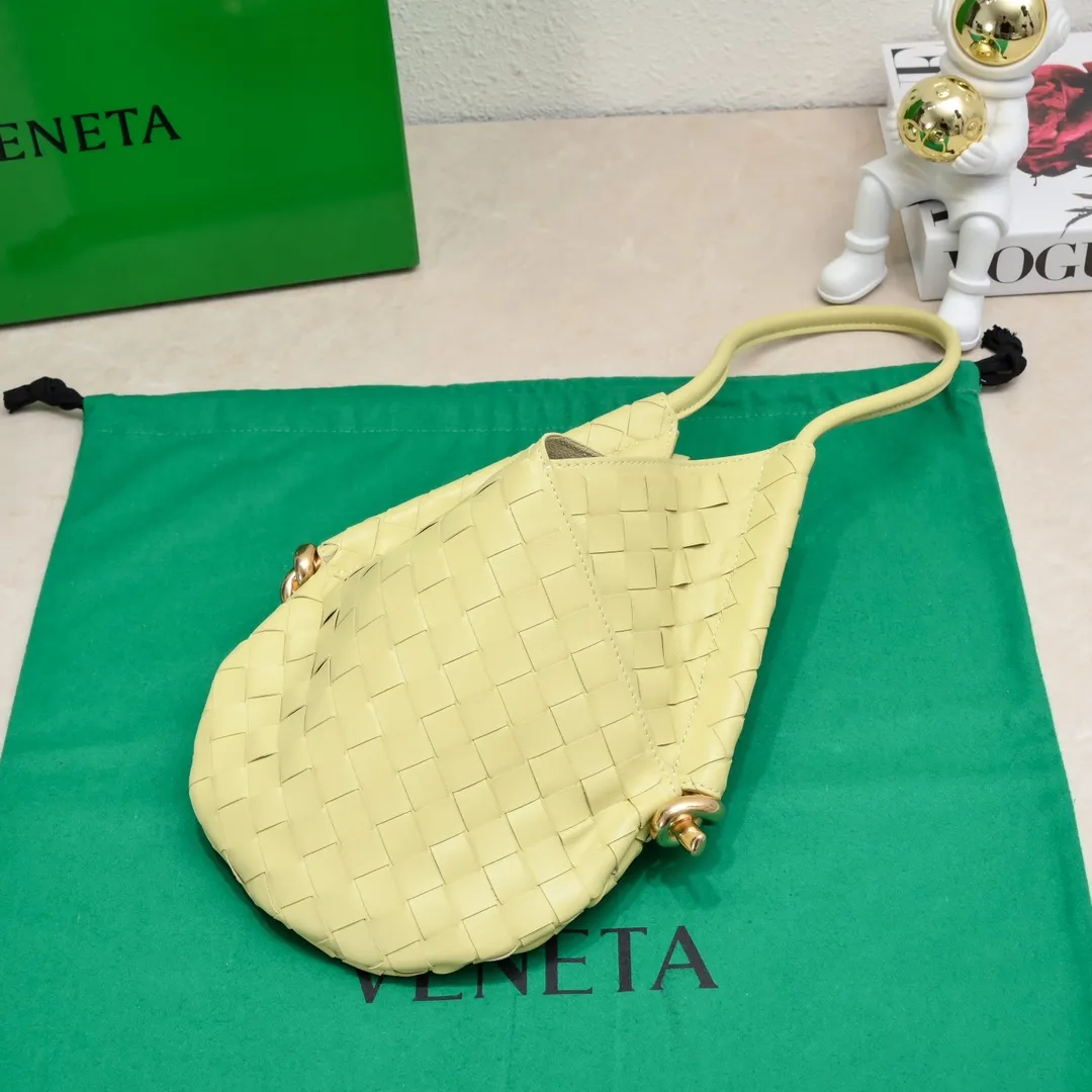 Batch 1700 #BottegaVeneta Bottega The same style as Yang Mi Solstice Shoulder Ba's latest bag type. It also comes with a small bag inside. Very casual style 🔥 High-end, quiet and simple bag from BV show, "Solstice" dark green, black, ice cream color, various colors present different aesthetics The knots made with jewelry-grade craftsmanship, under the collision of soft leather and metal, present a unique sense of high-end. Elegant, casual, and unique. Style number: 0898 Size: 26*3*30cm